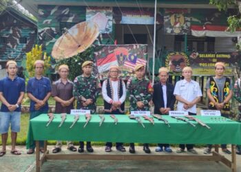 Melalui Pendekatan Yang Humanis, Warga Kampung Long Apari Serahkan 11 Pucuk Senjata Api Ilegal ke Satgas Pamtas Rl-Malaysia Yonarmed 5/Pancagiri