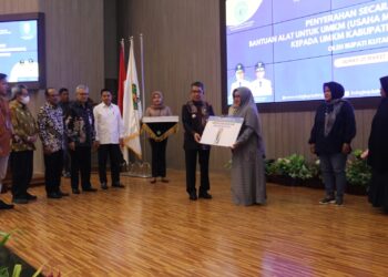 Bupati Kutim Serahkan Secara Simbolis Bantuan Alat untuk UMKM