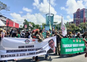 Gelombang Kecaman Terhadap Rocky Gerung Terjadi, Di Balikpapan Massa Aksi Potong Babi