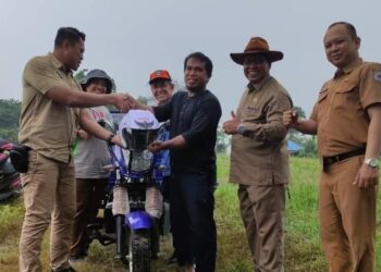 Melalui Dana Aspirasinya, Rusli Salurkan Bantuan Kepada Petani Di Bontang Lestari