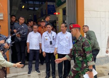 Dampingi Presiden Tinjau Pasar Merdeka, Walikota Samarinda Pastikan Harga dan Stok Bapok Aman