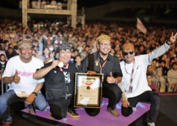 Kukar Land Festival Pecahkan Rekor MURI Penggunaan Pesapu Ikat Kepala Khas Kutai Terbanyak di Indonesia