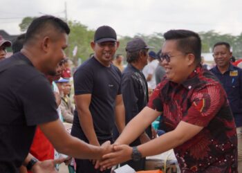 Rendi Solihin Salurkan Bantuan Perikanan ke Masyarakat di Kecamatan Anggana