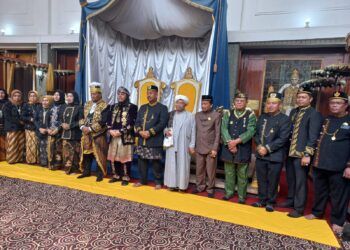 Merebahkan Tiang Ayu Tandai Berakhirnya Rangkaian Acara Erau Adat Pelas Benua 2023