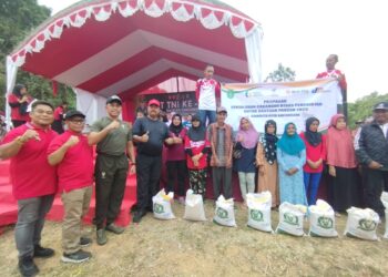 Bupati Kukar Serahkan Bantuan Kepada Nelayan dan Petani di Kecamatan Sebulu