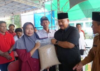Bupati Edi Damansyah Serahkan Honor RT dan Bantuan Bagi Poktan di Desa Genting Tanah