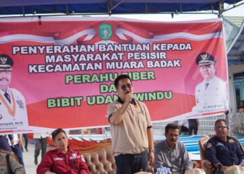Rendi Solihin Salurkan Perahu Hingga Bibit Udang ke Masyarakat Perikanan di Muara Badak