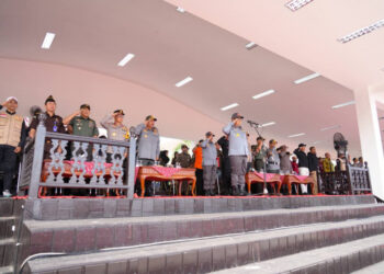 Pj Gubernur Kaltim Serahkan 17. 073 anggota Satlinmas, Siap Amankan PEMILU 2024
