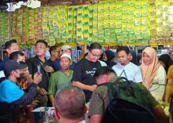 Kunjungan Anies Baswedan disambut Hangat Oleh Pembeli dan Pedagang Pasar Segiri Samarinda