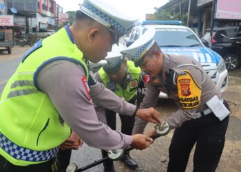 Kasat Lantas Polres Kutai Barat, AKP Budi Witikno SH, Pimpin Operasi Pencarian Paku di Jalan