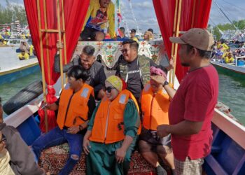 Kemeriahan Pesta Laut, Rendi Solihin Terkena Lemparan Air Berlimbur