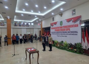 Pengangkatan dan Pemberhentian 32 PNS, Bupati Edi Damansyah Berharap Dapat Memahami Fungsi dan Tugasnya