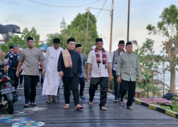 Safari Ramadhan ke Desa Pela, Wabup Rendi Solihim Takjub Disambut Pesut Mahakam