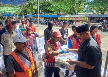 Silaturahmi dan Serahkan Bantuan Sembako Kepada 80 Jukir Di Tenggarong, Ini Pesan Bupati Kukar