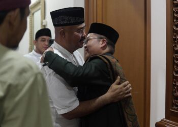 Pelukan Hangat Jadi Pembuka Silaturahmi Rendi Solihin ke Kediaman Edi Damansyah
