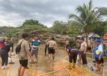 Polres Mahakam Ulu Bersihkan SMPN 1 Long Bagun Pasca Banjir