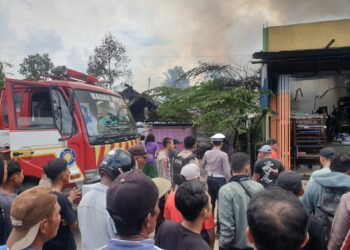 Kebakaran Hebat di Palaran Hanguskan 10 Bangunan, Polsek Palaran Bantu Pemadaman