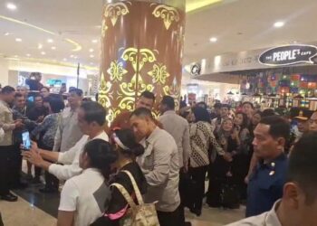 Warga Balikpapan Bahagia Saat Sambut Kedatangan Presiden Joko Widodo di Pusat Perbelanjaan