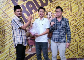 PWI Kaltim Berbagi: Daging Kurban Pertama untuk Wartawan Sepuh dan Janda Istri Mendiang Wartawan