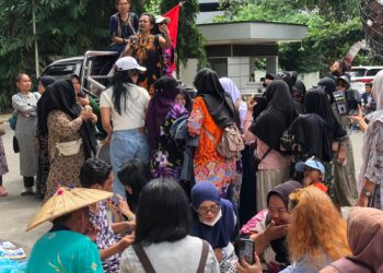 Puluhan Orang Tua Murid Gelar Demonstrasi di Depan Balai Kota Samarinda Tuntut Penghentian Komersialisasi Pendidikan