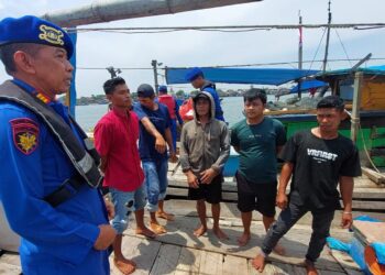 Sat Polairud Polres Langkat Sambangi Warga dan Bagikan Bendera