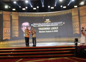 Yasonna Hamonangan Laoly Terima Penghargaan CNN Indonesia Awards