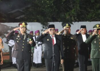 Kapolres Langkat Renungan Suci di Taman Makam Pahlawan Pangkalan Brandan 17 Agustus 