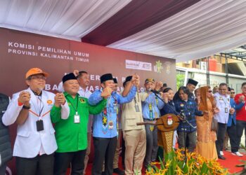 Dengan Arak-arakan Meriah, Rudy Mas’ud-Seno Aji Daftar ke KPU Kaltim