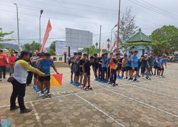 Keseruan Lomba Bakiak/Kolom Panjang, Peserta Didominasi Para Pelajar SMP