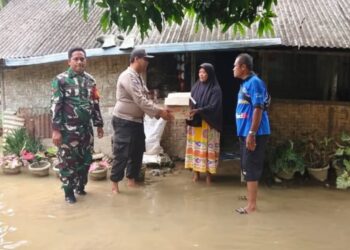 Bhabinkamtibmas Polsek Hinai Bersama Perangkat Desa Tamaran dan Babinsa Koramil Salurkan Bantuan kepada Warga Terdampak Banjir