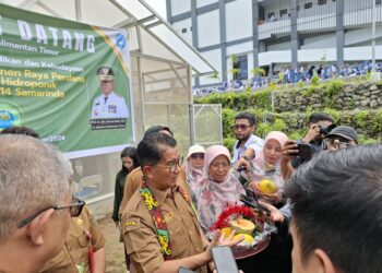 Pj Gubernur Kaltim Akmal Malik Tinjau Hasil Panen Melon Hidroponik di SMA Negeri 14 Samarinda
