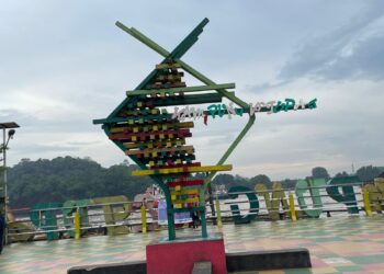 Menjaga Tradisi Anyaman Ketupat di Pinggiran Sungai Mahakam yang Menawan