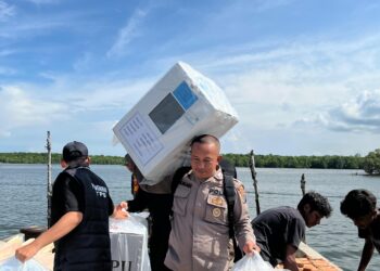 Personil Polres Langkat berikan Pengamanan dan Kawal Distribusi Logistik Pilkada 2024, ke desa Kwala Besar
