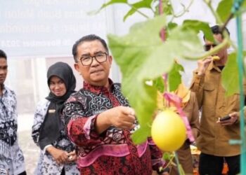 Pj Gubernur Kaltim Dorong Pendidikan Praktis dengan Panen Melon Hidroponik di SMAN 5 Samarinda