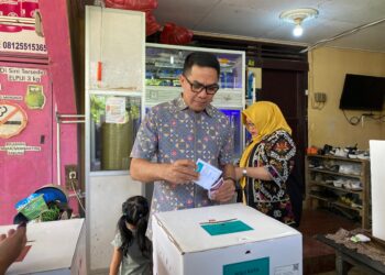 Andi Harun dan Istri Menyalurkan Suara di TPS 008, Target Kemenangan 70 Persen
