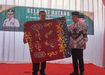 Pj Gubernur Kaltim Terpukau dengan Inovasi Siswa SMAN 5 Samarinda dalam Membuat Seragam Batik Sendiri