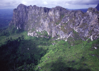 Dindin Batu Karst Di Berau, Tembok Alam yang Menarik Mata Para Wisatawan