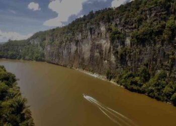 Batu Dinding Mahakam Ulu, Kemegahan Karst dan Jejak Sejarah di Hulu Sungai Mahakam