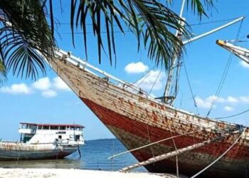 Nikmati Keindahan Alam Pasir Putih di Paser, Pantai Sejuk dengan Kapal Pinisi yang Terdampar di Tepinya