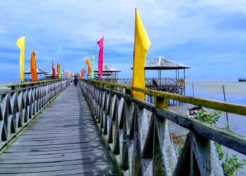 Susuri Pantai Pelangi, Destinasi Liburan yang Menawarkan Kedamaian dan Keindahan Alam