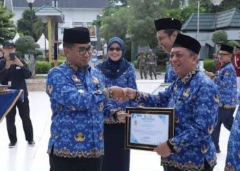 Pj Gubernur Kalimantan Timur Serahkan Piagam Penghargaan Kepada Pemenang Perlombaan HUT Korpri Ke-53