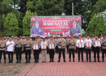 Kapolres Langkat Serahkan Bingkisan Natal ke ASN dan Personel Beragama Kristen.