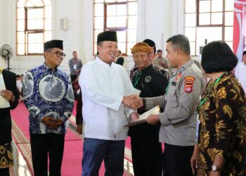Serahkan 1.334 Sertipikat se-Banten, Menteri Nusron Komitmen Tingkatkan Sertipikasi Tanah Wakaf dan Rumah Ibadah