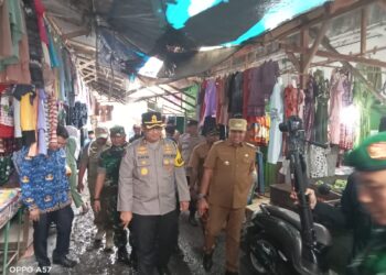 Kapolres Langkat, Pj Bupati, dan Dandim 0203 Sidak Pasar untuk Pastikan Ketersediaan Sembako Jelang Natal dan Tahun Baru