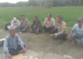 Bhabinkamtibmas Polsek Stabat Dampingi Perencanaan Saluran Irigasi untuk Dukung Ketahanan Pangan Nasional