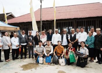 Kunker Ke Mahulu, Pj Gubernur Kaltim Serahkan Bantuan untuk Peningkatan Pembangunan dan Kesejahteraan