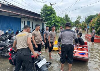 Sat Samapta Polresta Samarinda Lakukan Evakuasi dan Salurkan Bantuan bagi Korban Banjir