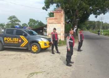 Personil Sat Samapta Polres Langkat laksanakan pengamanan dan patroli di gereja.