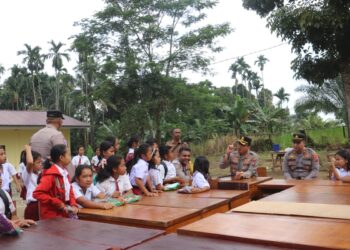 Kapolres Langkat Berikan Bantuan Sosial untuk Siswa SD Desa Adin Tengah: Langkah Nyata Dalam Mendukung Pendidikan!