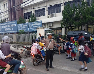 Personel Satlantas Polrestabes Medan Melakukan Patroli Dan Pengaturan Pos Padat Pagi
